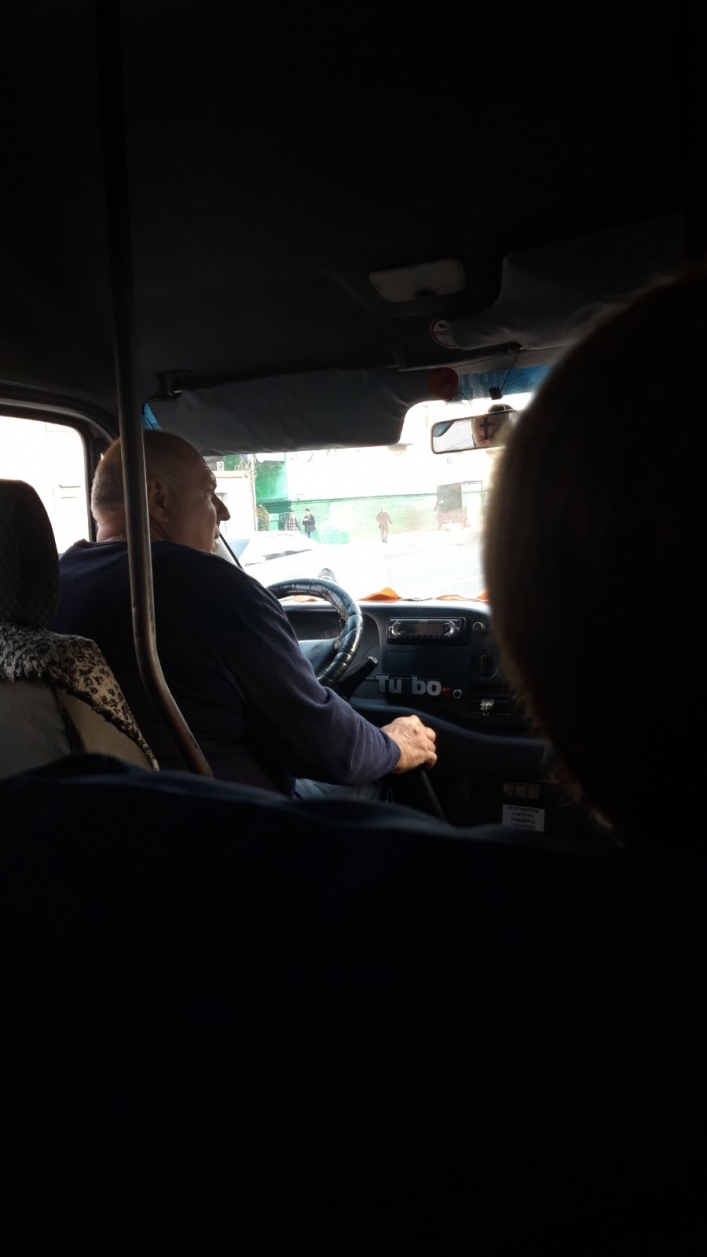 Скандал в маршрутке Запорожья: водитель чуть не выкинул женщину из авто